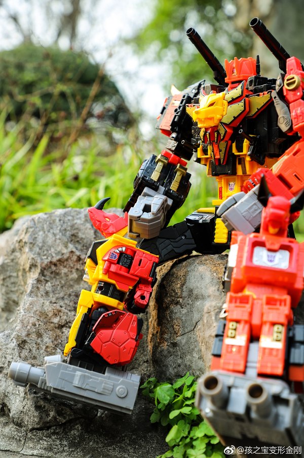 Power Of The Primes Titan Class Predaking   New In Hand Images Show Predaking Communing With Nature  (3 of 9)